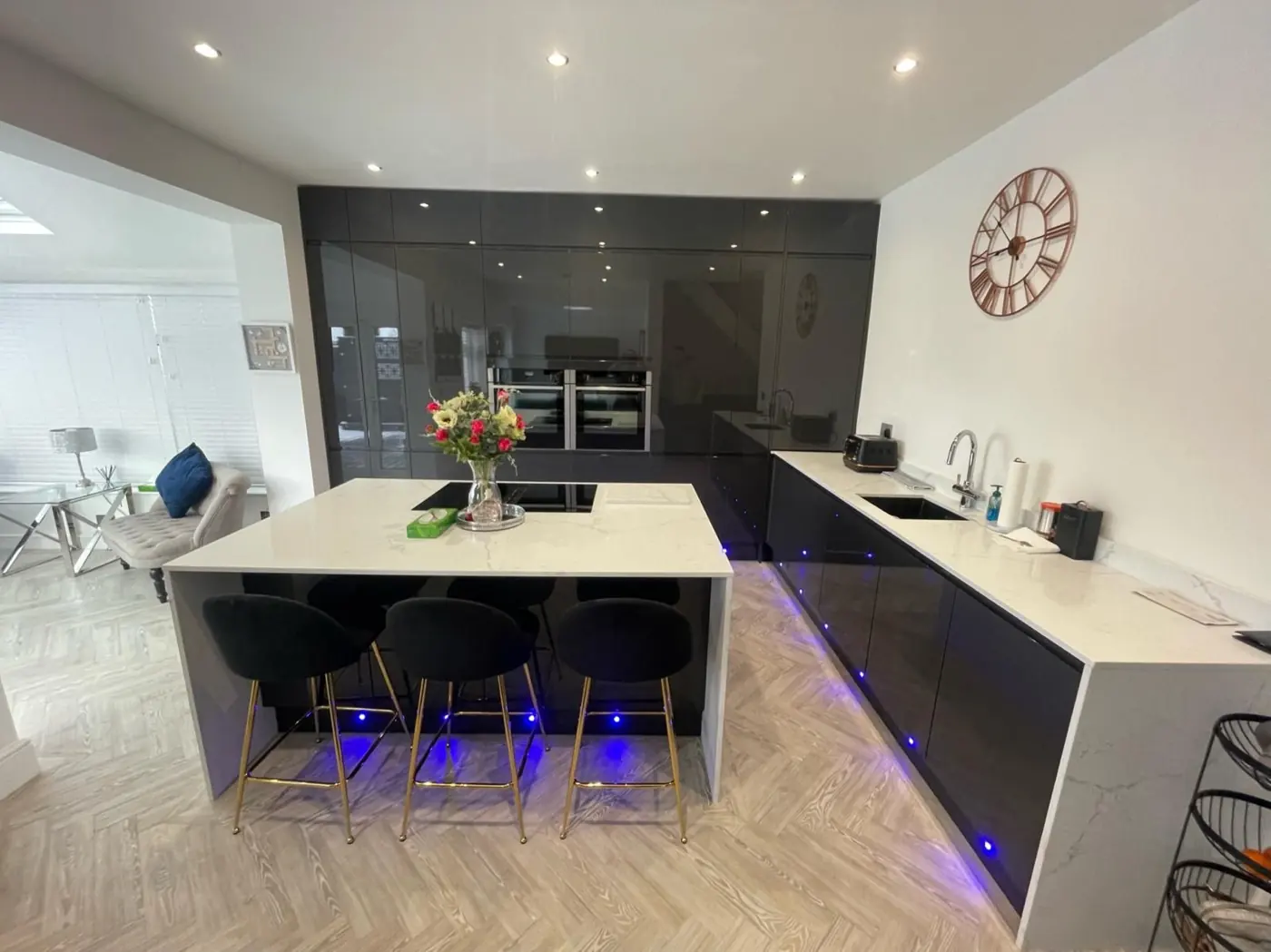Anthracite gloss kitchen with quartz island