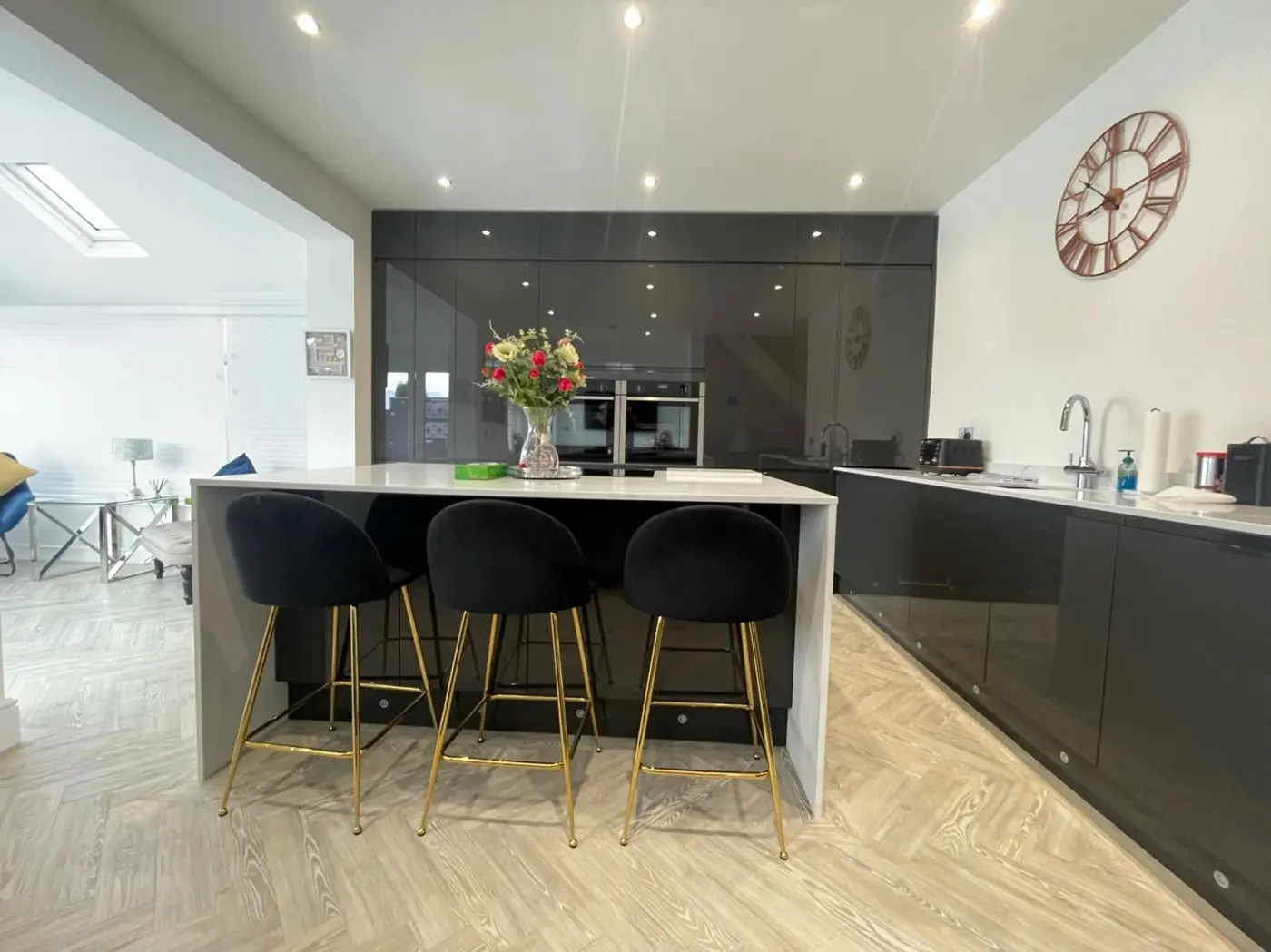 Gloss kitchen island with bar stools