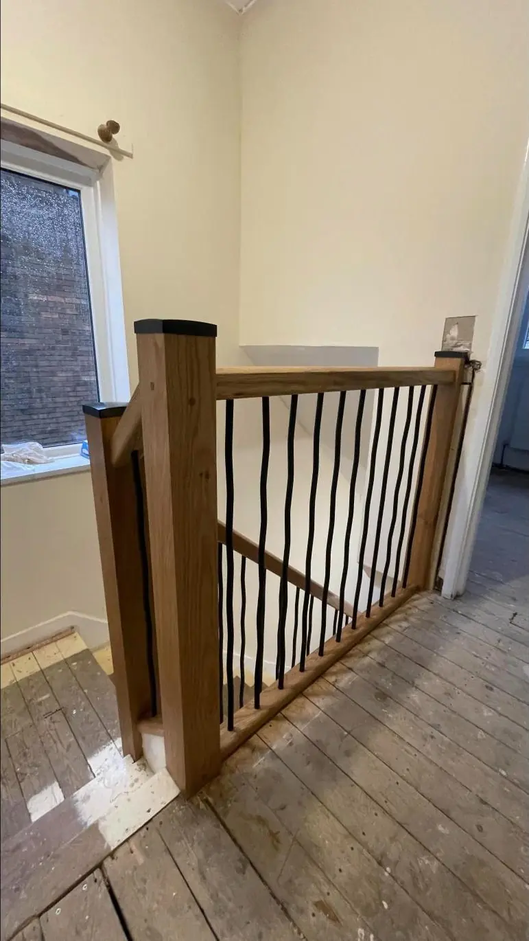Oak landing balustrade with black twisted spindles